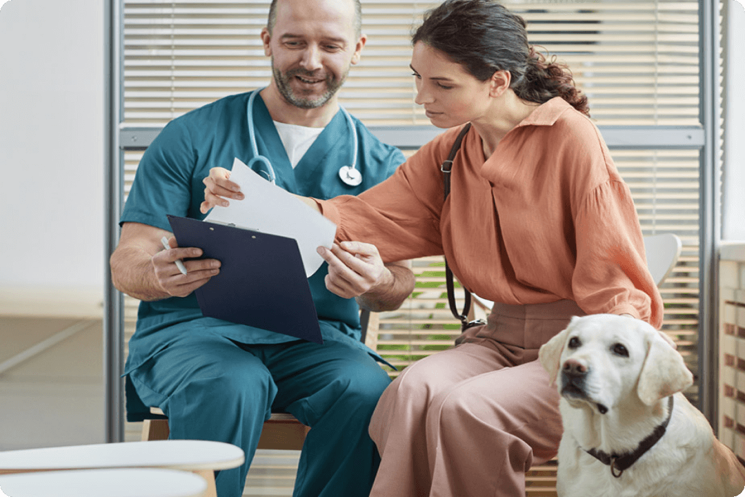El veterinario y el cliente revisando la documentación.
